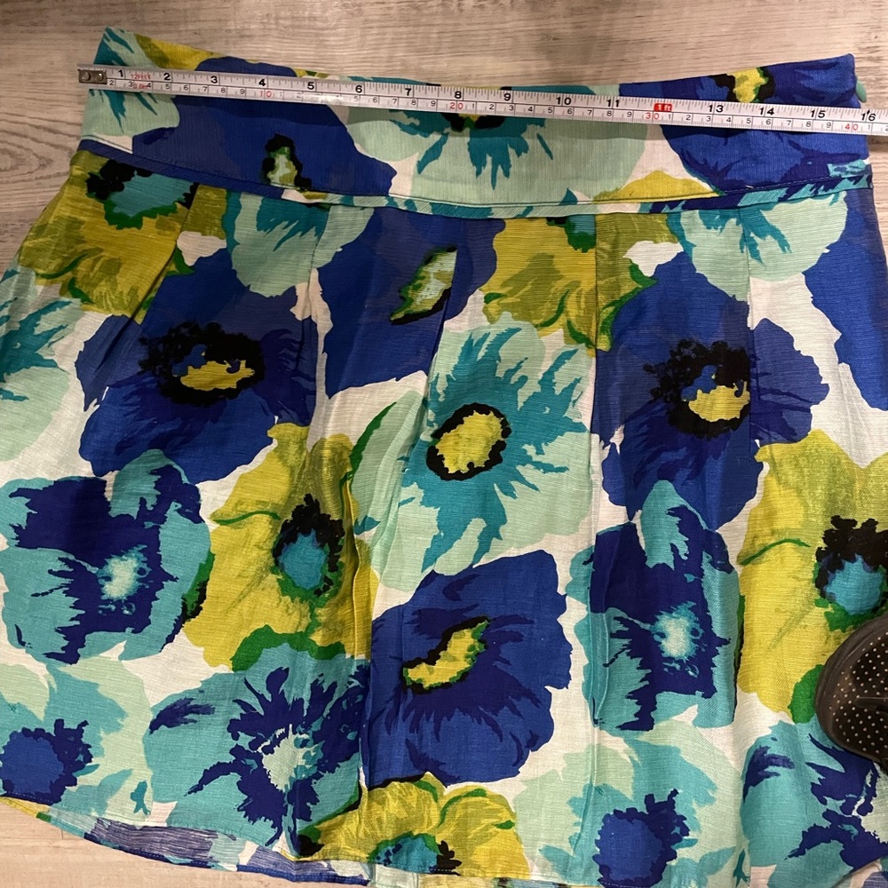 Beautiful Ann Taylor size 6, lightweight bright floral pattern . Fits a large 6.